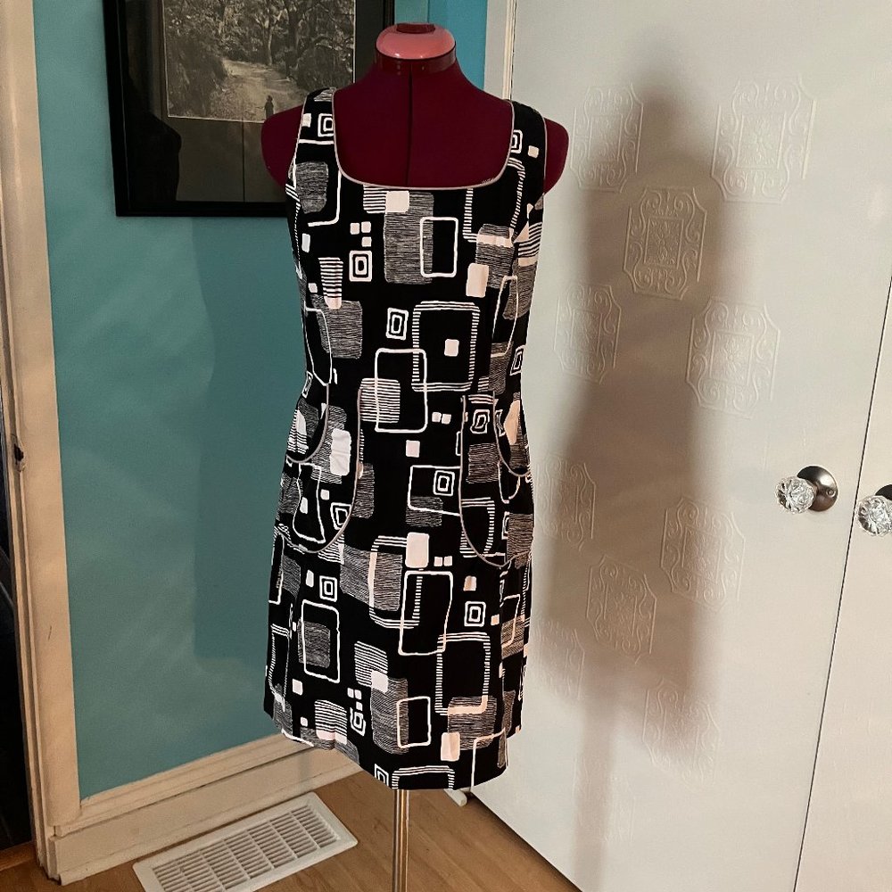 Contemporary Black and White Sleeveless Sheath Dress with Exposed Outer Pockets